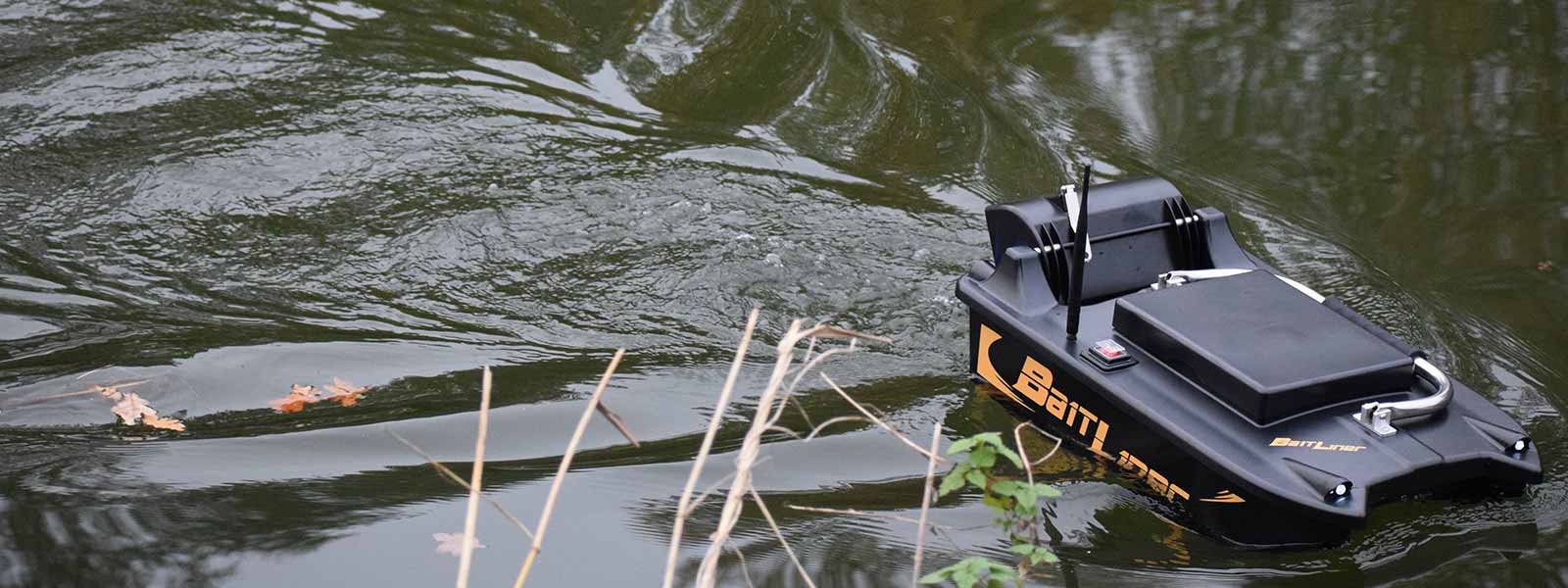 Pêche statique au poisson mort avec un bateau d'appât