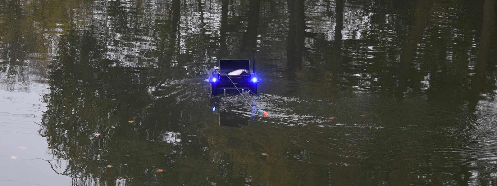 Pêche au poisson mort avec un bateau d'appât